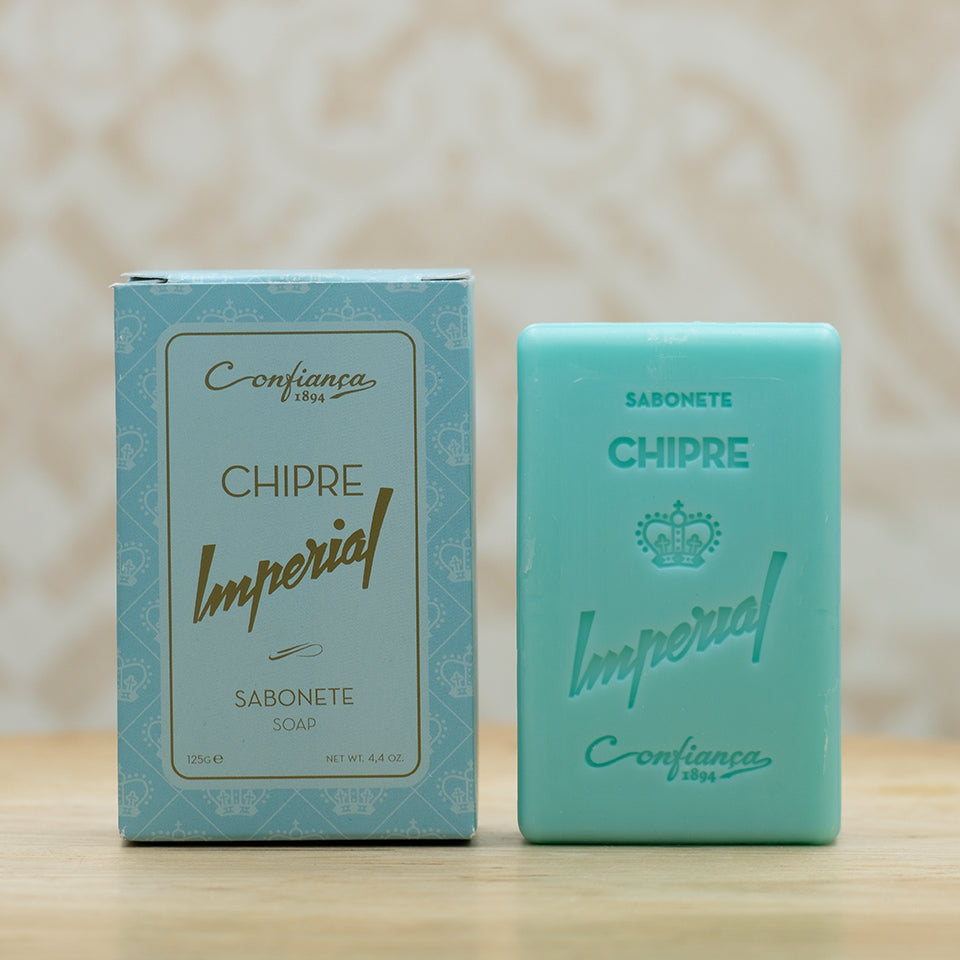 Sabonete de base vegetal enriquecido com a sua fragrância característica. Um clássico da Confiança.