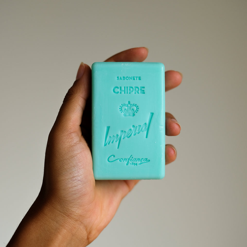 Sabonete de base vegetal enriquecido com a sua fragrância característica. Um clássico da Confiança.