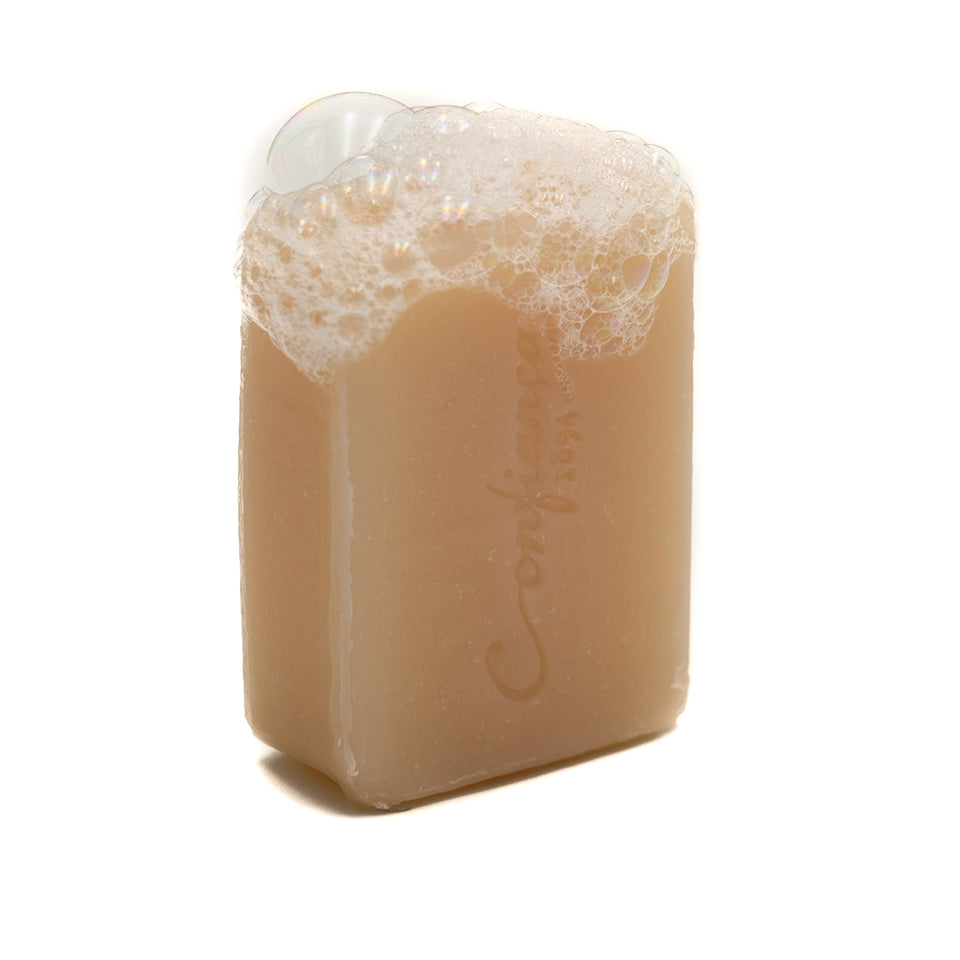 O sabonete Coco Hidratante é fabricado exclusivamente com óleo de coco. Ideal para o cuidado diário de todos os tipos de pele, este sabonete amacia e hidrata a pele deixando-a suave e levemente perfumada com a exótica fragrância do coco.