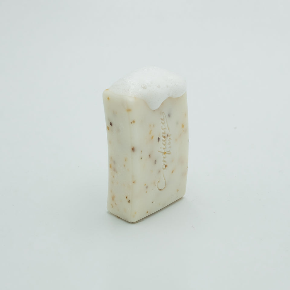 Formulado com base de sabão vegetal e enriquecido com algas marinhas e óleo de karité, este sabonete deixa a pele limpa e luminosa. Perfeito para uma esfoliação suave da pele e com uma fragrância fresca e revigorante, este sabonete é complementado pelo sabonete Hidratante da mesma linha. Um duo perfeito para o cuidado de todos os tipos de pele.