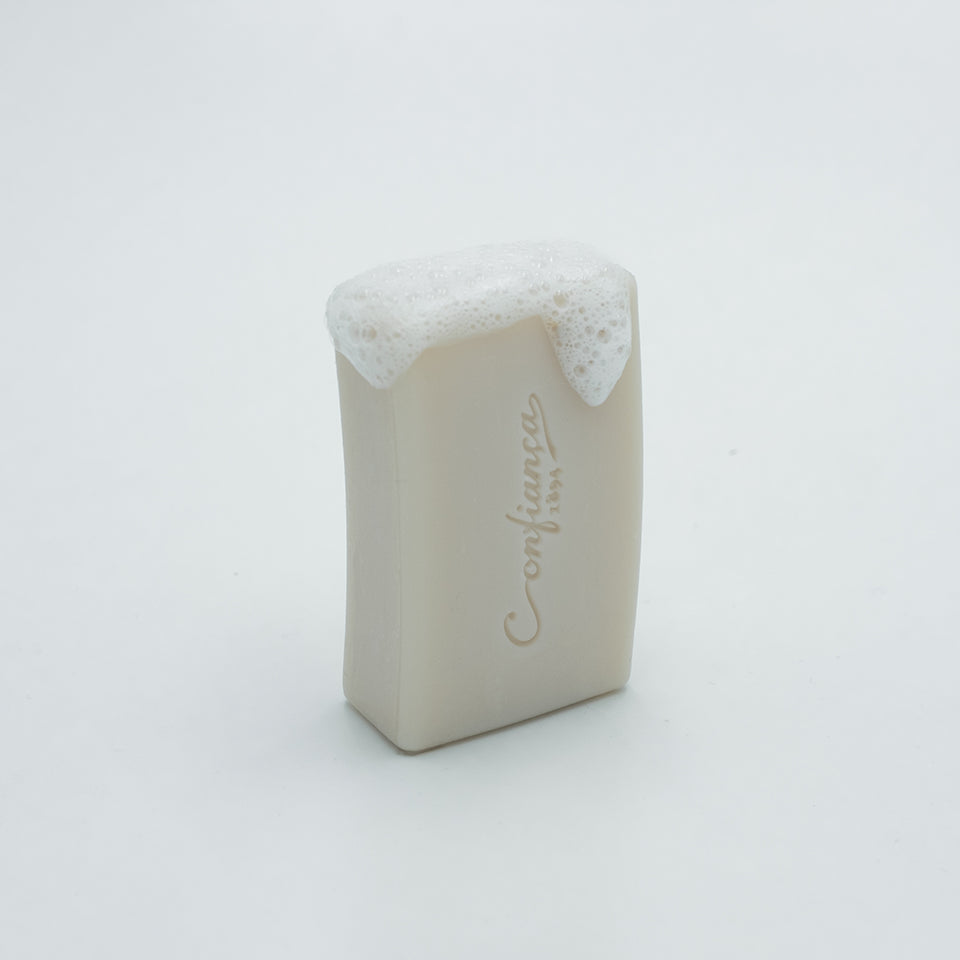 Formulado com base de sabão vegetal e enriquecido com óleo de karité, este sabonete deixa a pele suavemente perfumada com uma delicada fragrância que combina notas de baunilha e coco, com notas orientais e frutadas. Este sabonete é complementado pelo sabonete Esfoliante da mesma linha. Perfeito para a hidratação da pele.