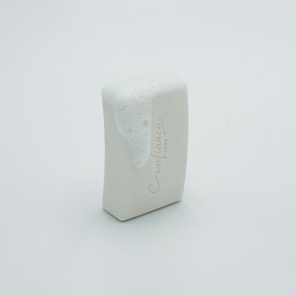 O sabonete Leite de Burra é formulado com base de sabão vegetal e enriquecido com leite de burra. Ideal para todos os tipos de pele, deixa a pele macia e com um toque suave graças às suas propriedades hidratantes.