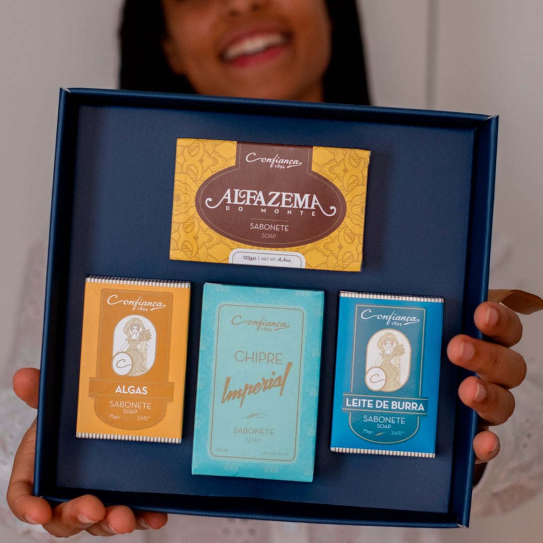 Kit Skincare de sabonetes: Surpreenda com o nosso pacote de sabonetes com ingredientes naturais para mãos, rosto e corpo. Faça da rotina de cuidados pessoais com os nossos sabonetes! Sabonete de Algas, Sabonete de Leite de Burra, Sabonete de Alfazema do Monte e Sabonete de Chipre Imperial.