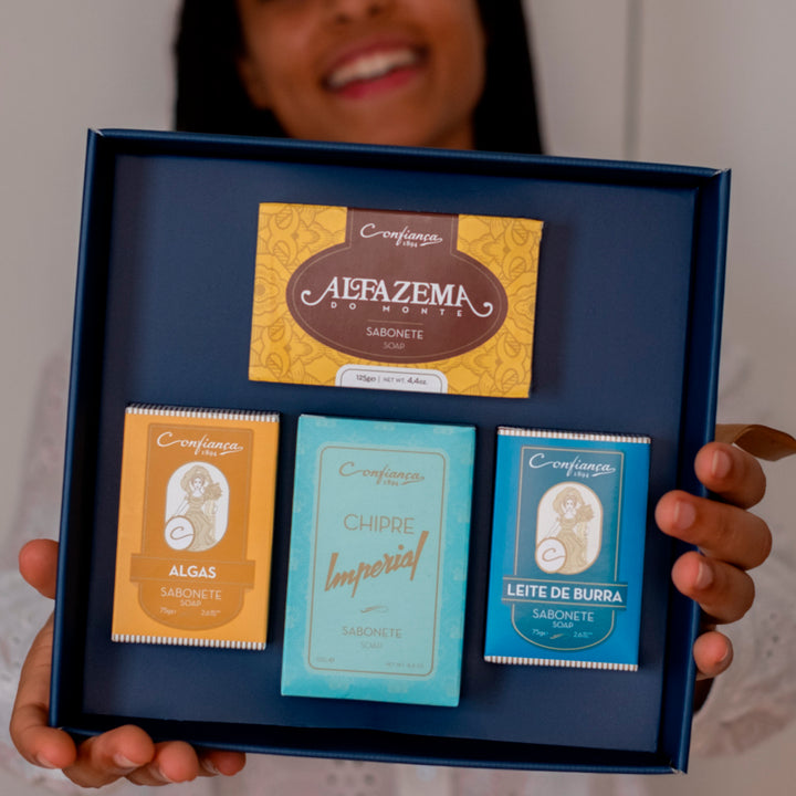 Kit Skincare de sabonetes: Surpreenda com o nosso pacote de sabonetes com ingredientes naturais para mãos, rosto e corpo. Faça da rotina de cuidados pessoais com os nossos sabonetes! Sabonete de Algas, Sabonete de Leite de Burra, Sabonete de Alfazema do Monte e Sabonete de Chipre Imperial.