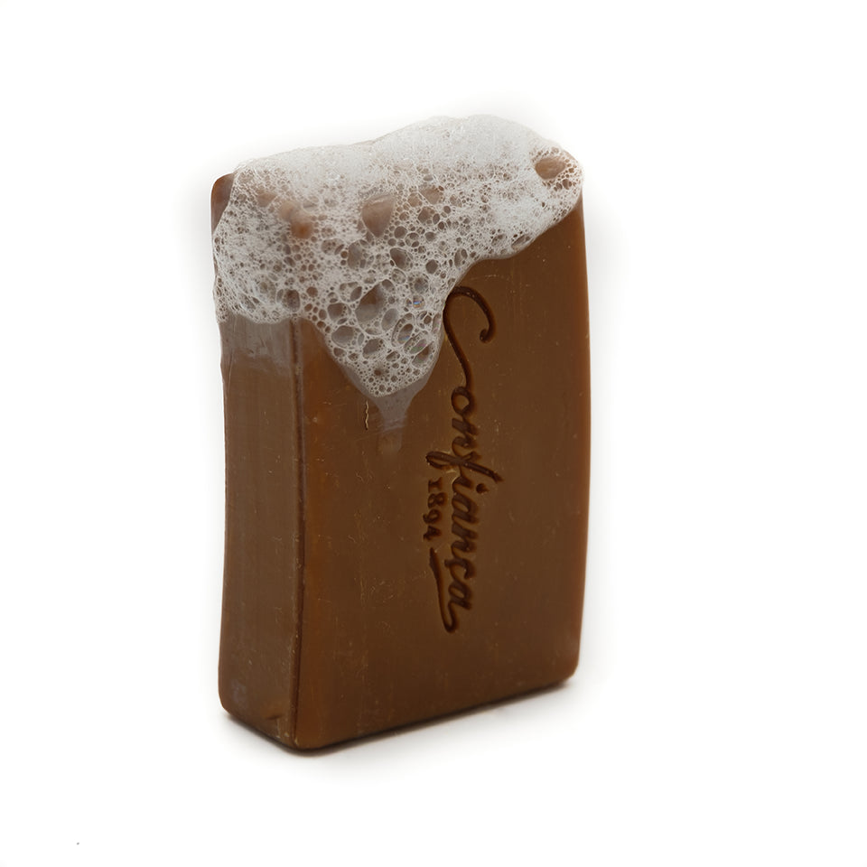 O sabonete Alcatrão é formulado com uma base de sabão vegetal e com alcatrão de pinho que lhe conferem uma ação protetora. Ideal para uma limpeza profunda da pele.