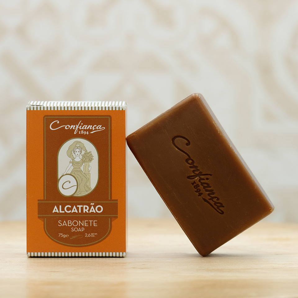 O sabonete Alcatrão é formulado com uma base de sabão vegetal e com alcatrão de pinho que lhe conferem uma ação protetora. Ideal para uma limpeza profunda da pele.