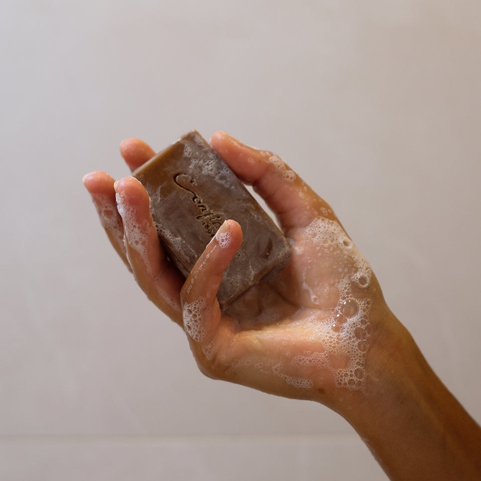O sabonete Alcatrão é formulado com uma base de sabão vegetal e com alcatrão de pinho que lhe conferem uma ação protetora. Ideal para uma limpeza profunda da pele.