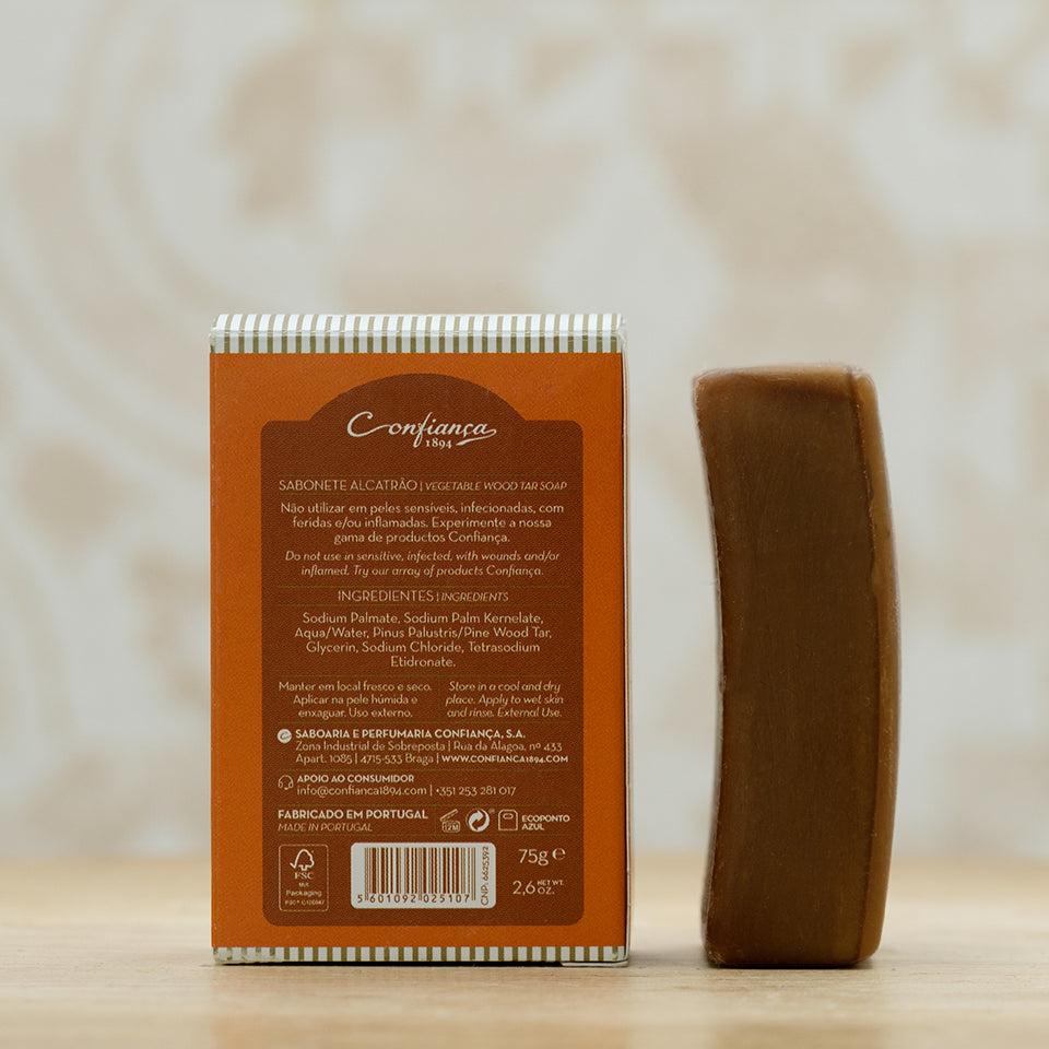 O sabonete Alcatrão é formulado com uma base de sabão vegetal e com alcatrão de pinho que lhe conferem uma ação protetora. Ideal para uma limpeza profunda da pele.