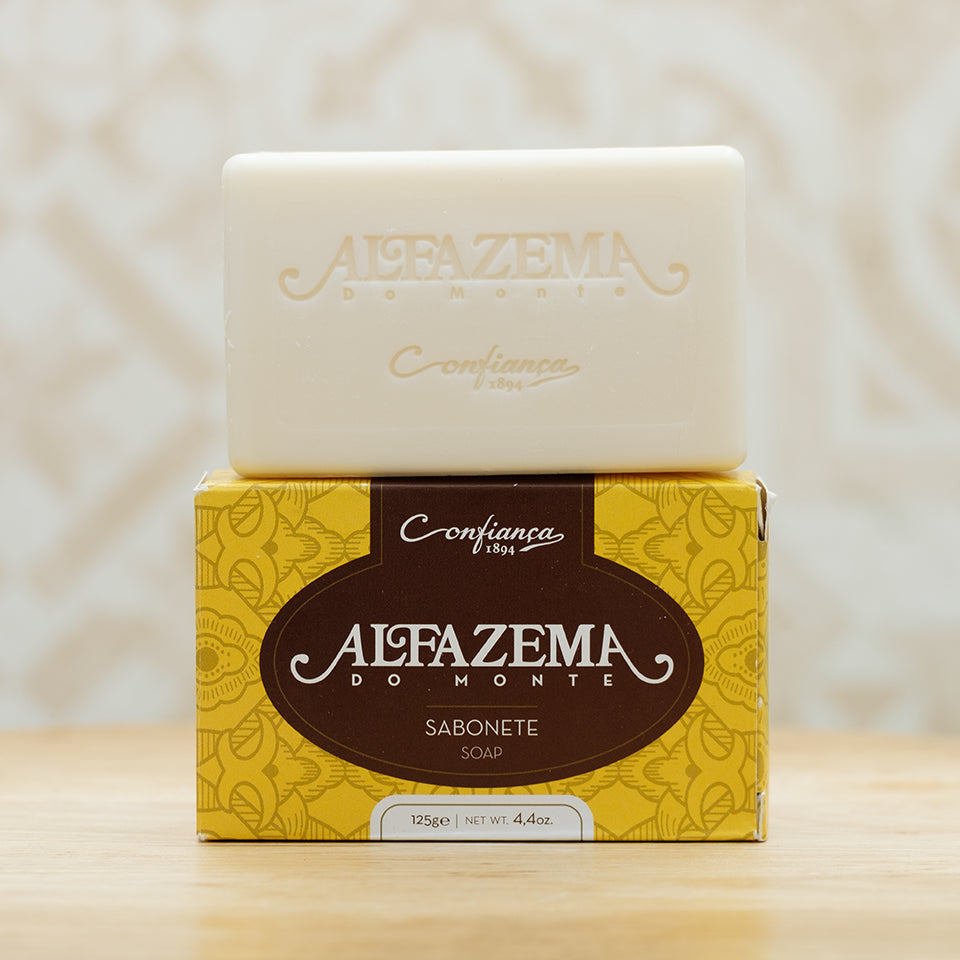 O sabonete Alfazema do Monte é um dos mais antigos da Confiança. Com uma imagem inspirada no acervo gráfico dos arquivos da empresa, este sabonete é produzido com base vegetal e com a refrescante fragrância da alfazema. Ideal para a limpeza de todos os tipos de pele.