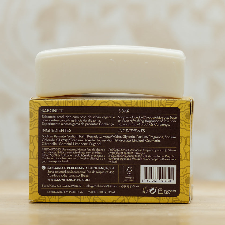 O sabonete Alfazema do Monte é um dos mais antigos da Confiança. Com uma imagem inspirada no acervo gráfico dos arquivos da empresa, este sabonete é produzido com base vegetal e com a refrescante fragrância da alfazema. Ideal para a limpeza de todos os tipos de pele.