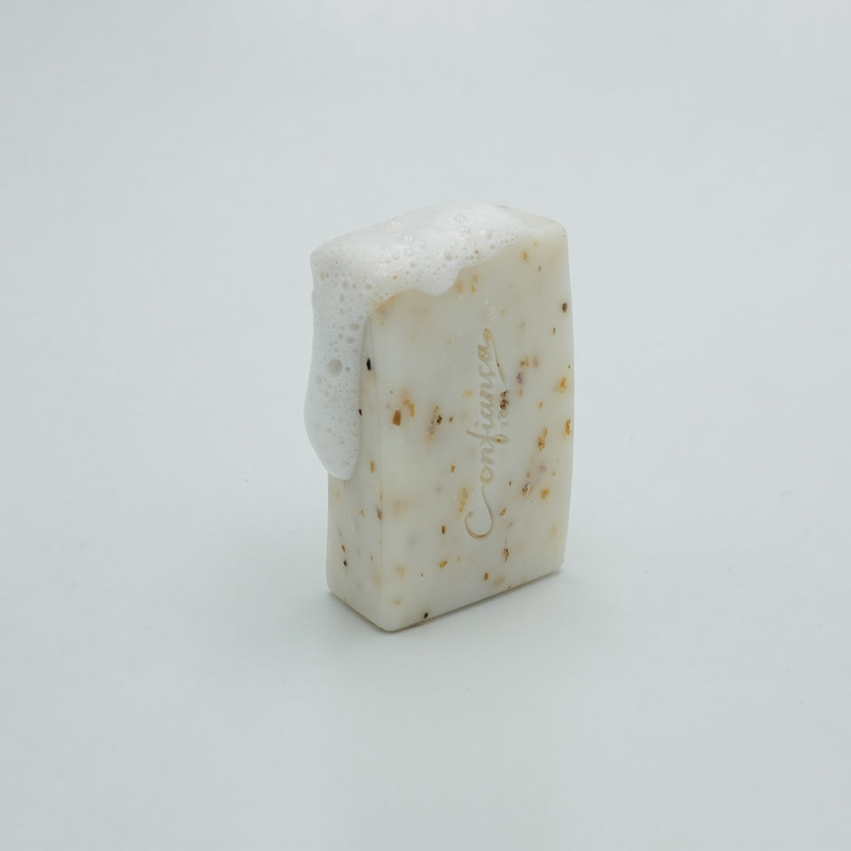 Sabonete de base vegetal enriquecido com algas vermelhas que contribuem para uma esfoliação suave da pele.