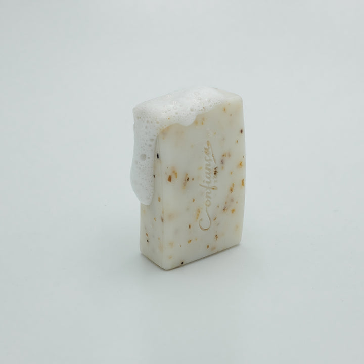 Sabonete de base vegetal enriquecido com algas vermelhas que contribuem para uma esfoliação suave da pele.