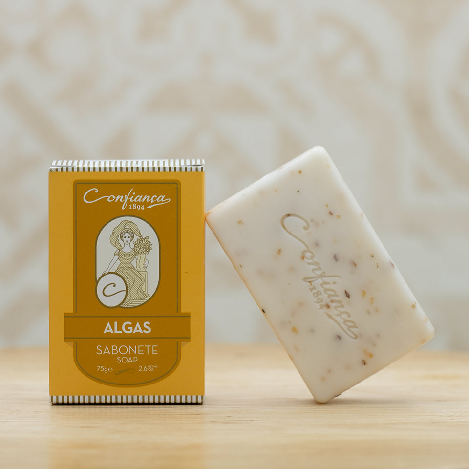 Sabonete de base vegetal enriquecido com algas vermelhas que contribuem para uma esfoliação suave da pele.