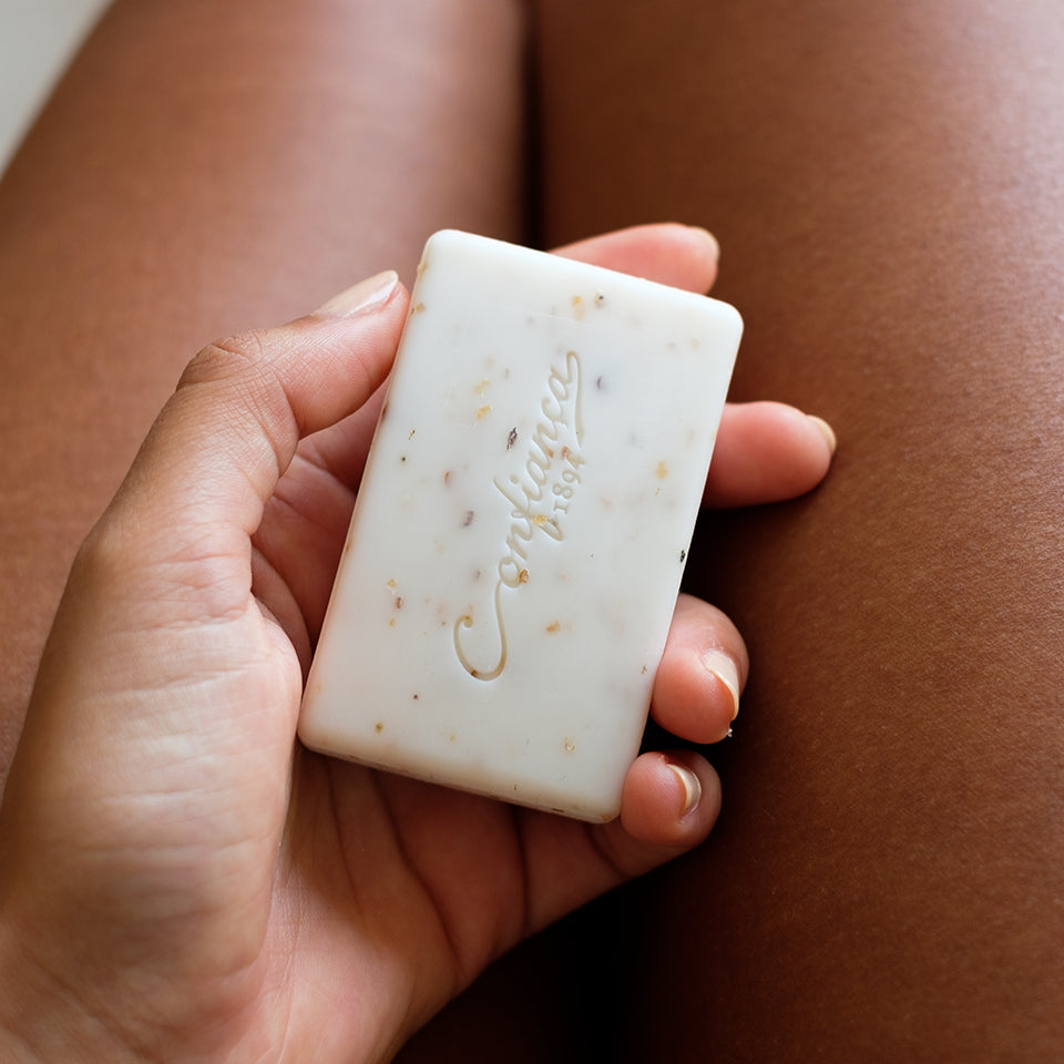 Sabonete de base vegetal enriquecido com algas vermelhas que contribuem para uma esfoliação suave da pele.