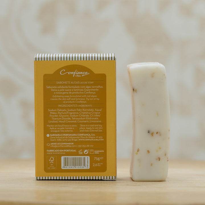 Sabonete de base vegetal enriquecido com algas vermelhas que contribuem para uma esfoliação suave da pele.