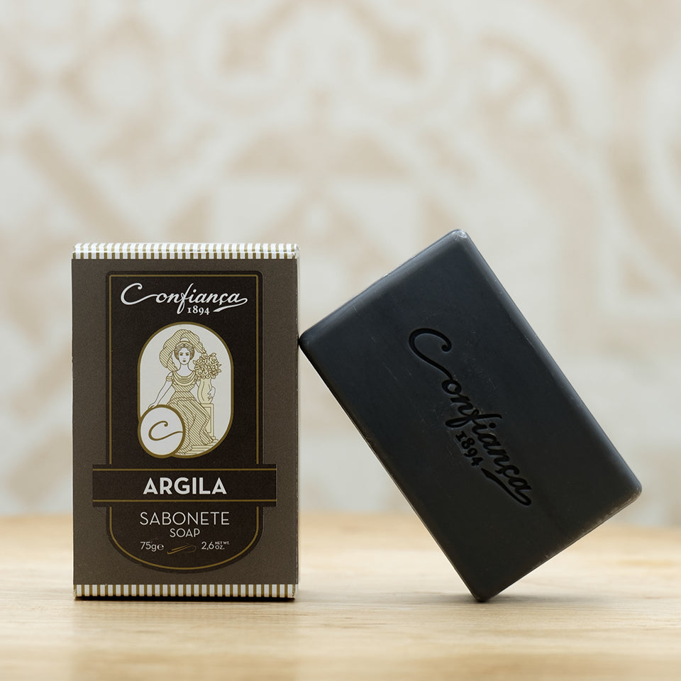 O sabonete Argila é formulado com base de sabão vegetal e com argila verde, naturalmente rica em sais minerais. Adequada a todos os tipos de pele, deixa a pele limpa e purificada.