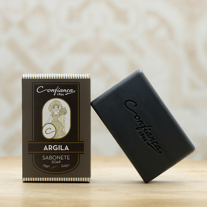 O sabonete Argila é formulado com base de sabão vegetal e com argila verde, naturalmente rica em sais minerais. Adequada a todos os tipos de pele, deixa a pele limpa e purificada.