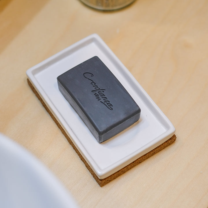 O sabonete Argila é formulado com base de sabão vegetal e com argila verde, naturalmente rica em sais minerais. Adequada a todos os tipos de pele, deixa a pele limpa e purificada.