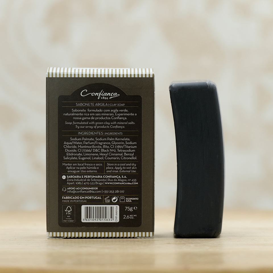 O sabonete Argila é formulado com base de sabão vegetal e com argila verde, naturalmente rica em sais minerais. Adequada a todos os tipos de pele, deixa a pele limpa e purificada.