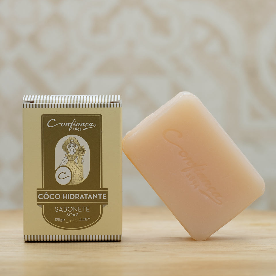 O sabonete Coco Hidratante é fabricado exclusivamente com óleo de coco. Ideal para o cuidado diário de todos os tipos de pele, este sabonete amacia e hidrata a pele deixando-a suave e levemente perfumada com a exótica fragrância do coco.