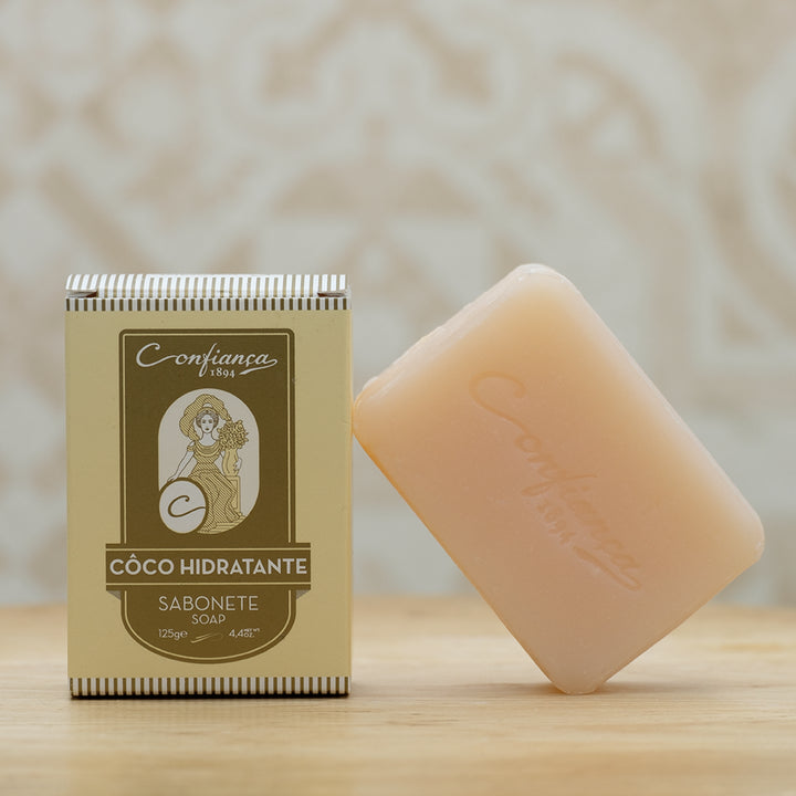 O sabonete Coco Hidratante é fabricado exclusivamente com óleo de coco. Ideal para o cuidado diário de todos os tipos de pele, este sabonete amacia e hidrata a pele deixando-a suave e levemente perfumada com a exótica fragrância do coco.