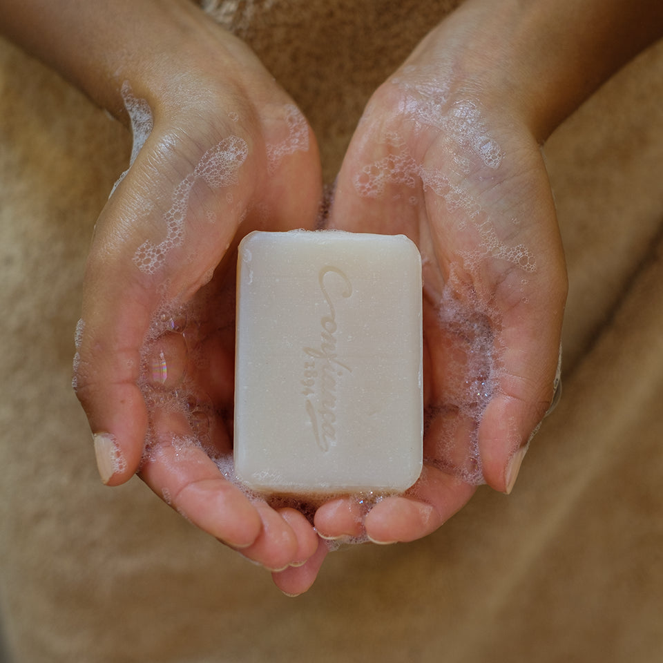 O sabonete Coco Hidratante é fabricado exclusivamente com óleo de coco. Ideal para o cuidado diário de todos os tipos de pele, este sabonete amacia e hidrata a pele deixando-a suave e levemente perfumada com a exótica fragrância do coco.