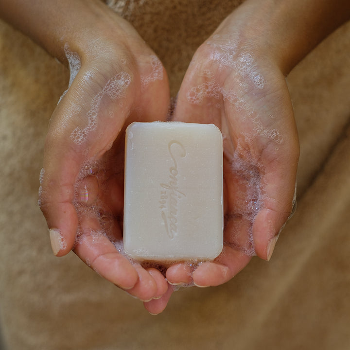 O sabonete Coco Hidratante é fabricado exclusivamente com óleo de coco. Ideal para o cuidado diário de todos os tipos de pele, este sabonete amacia e hidrata a pele deixando-a suave e levemente perfumada com a exótica fragrância do coco.