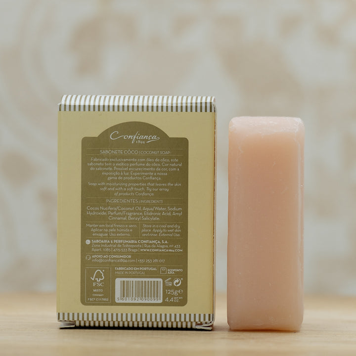 O sabonete Coco Hidratante é fabricado exclusivamente com óleo de coco. Ideal para o cuidado diário de todos os tipos de pele, este sabonete amacia e hidrata a pele deixando-a suave e levemente perfumada com a exótica fragrância do coco.