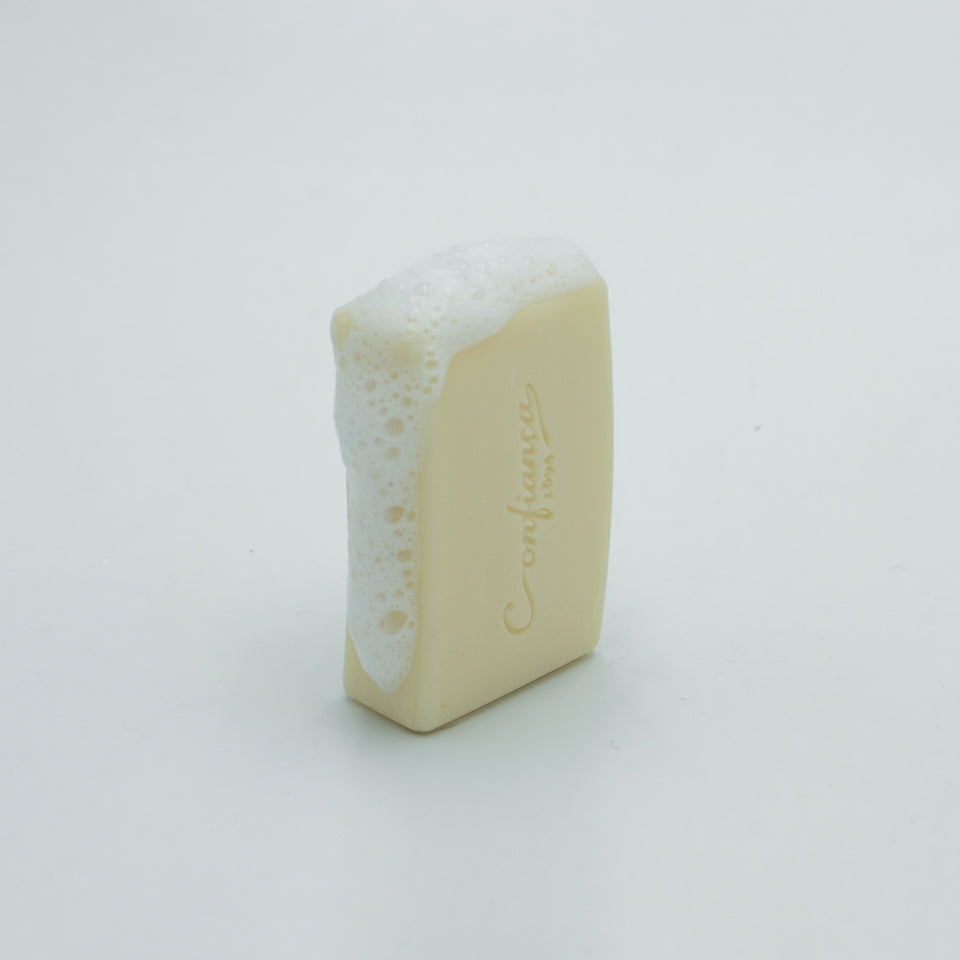 Sabonete de base vegetal enriquecido com enxofre.