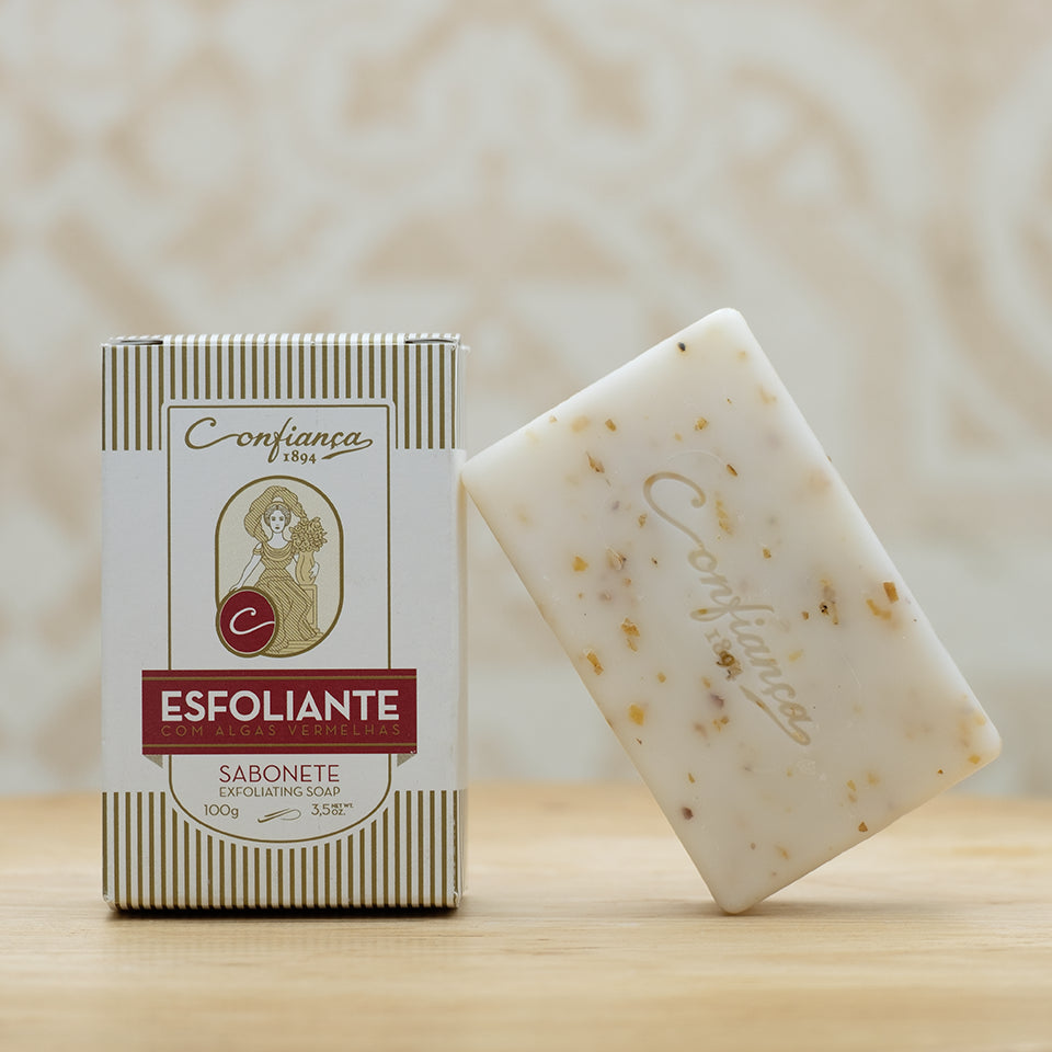 Formulado com base de sabão vegetal e enriquecido com algas marinhas e óleo de karité, este sabonete deixa a pele limpa e luminosa. Perfeito para uma esfoliação suave da pele e com uma fragrância fresca e revigorante, este sabonete é complementado pelo sabonete Hidratante da mesma linha. Um duo perfeito para o cuidado de todos os tipos de pele.