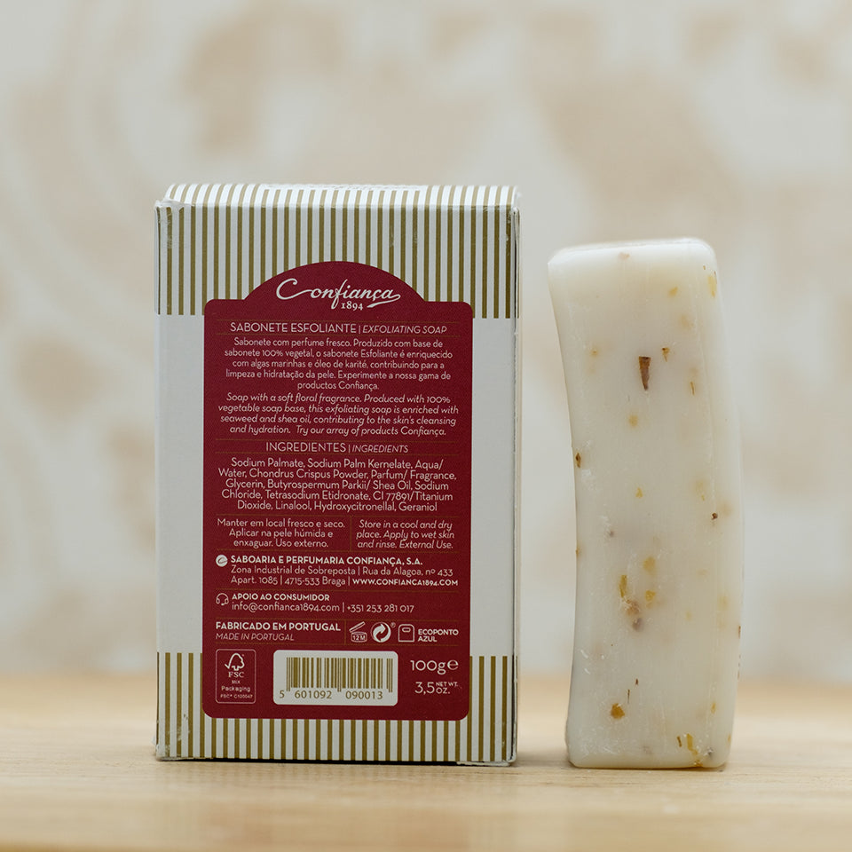 Formulado com base de sabão vegetal e enriquecido com algas marinhas e óleo de karité, este sabonete deixa a pele limpa e luminosa. Perfeito para uma esfoliação suave da pele e com uma fragrância fresca e revigorante, este sabonete é complementado pelo sabonete Hidratante da mesma linha. Um duo perfeito para o cuidado de todos os tipos de pele.