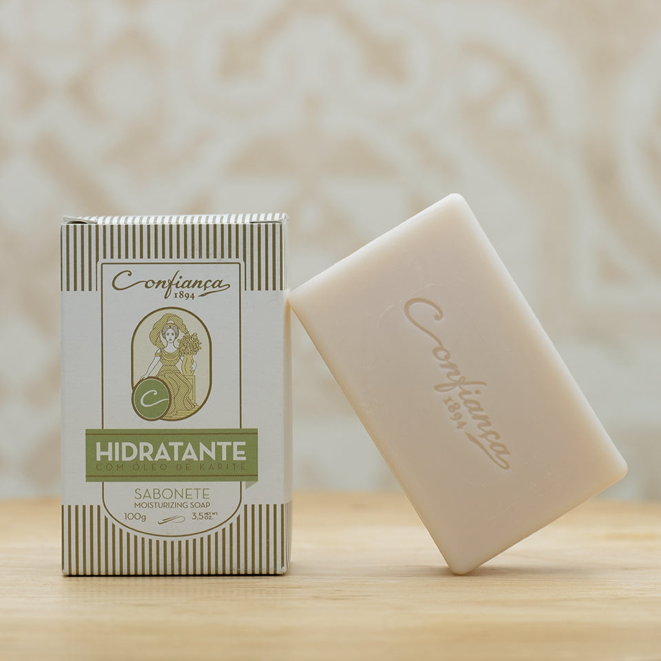 Formulado com base de sabão vegetal e enriquecido com óleo de karité, este sabonete deixa a pele suavemente perfumada com uma delicada fragrância que combina notas de baunilha e coco, com notas orientais e frutadas. Este sabonete é complementado pelo sabonete Esfoliante da mesma linha. Perfeito para a hidratação da pele.