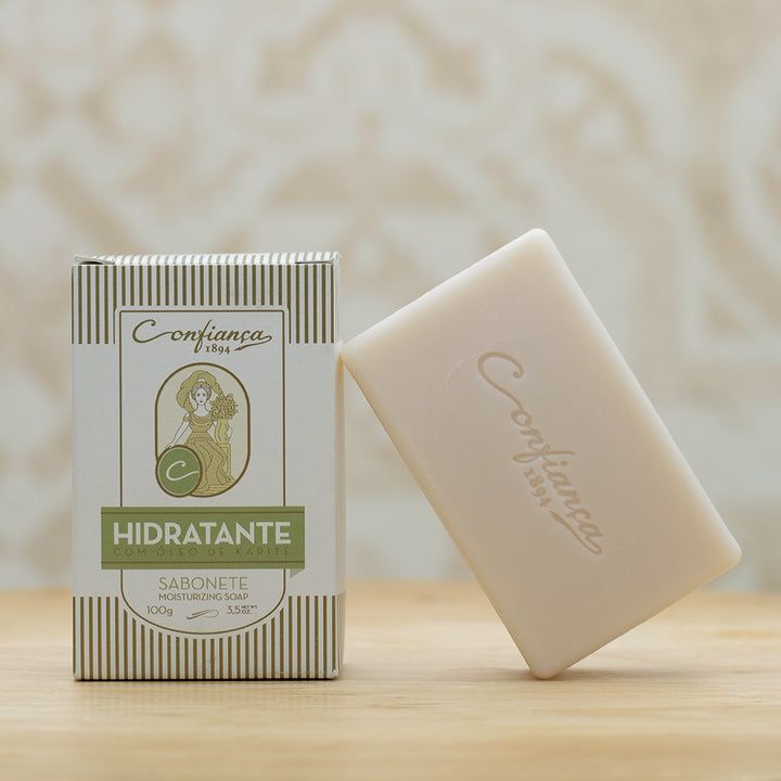 Formulado com base de sabão vegetal e enriquecido com óleo de karité, este sabonete deixa a pele suavemente perfumada com uma delicada fragrância que combina notas de baunilha e coco, com notas orientais e frutadas. Este sabonete é complementado pelo sabonete Esfoliante da mesma linha. Perfeito para a hidratação da pele.