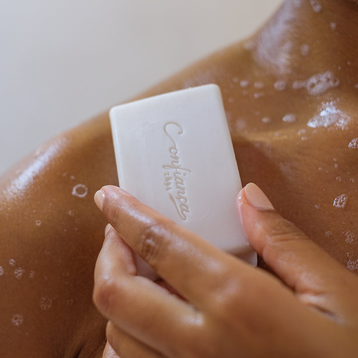 Formulado com base de sabão vegetal e enriquecido com óleo de karité, este sabonete deixa a pele suavemente perfumada com uma delicada fragrância que combina notas de baunilha e coco, com notas orientais e frutadas. Este sabonete é complementado pelo sabonete Esfoliante da mesma linha. Perfeito para a hidratação da pele.