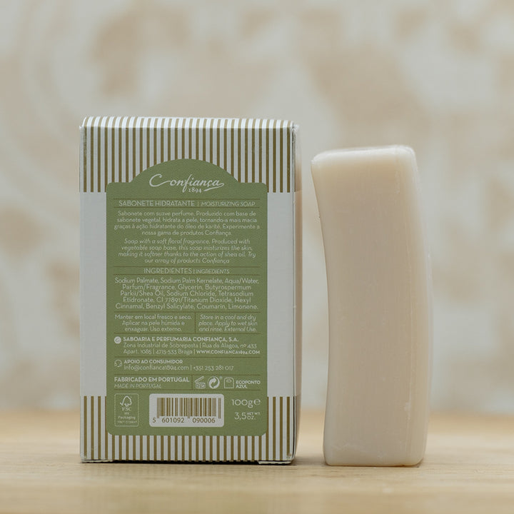 Formulado com base de sabão vegetal e enriquecido com óleo de karité, este sabonete deixa a pele suavemente perfumada com uma delicada fragrância que combina notas de baunilha e coco, com notas orientais e frutadas. Este sabonete é complementado pelo sabonete Esfoliante da mesma linha. Perfeito para a hidratação da pele.