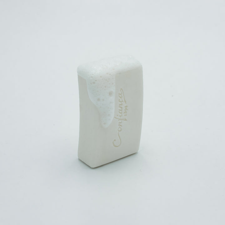 O sabonete Leite de Burra é formulado com base de sabão vegetal e enriquecido com leite de burra. Ideal para todos os tipos de pele, deixa a pele macia e com um toque suave graças às suas propriedades hidratantes.