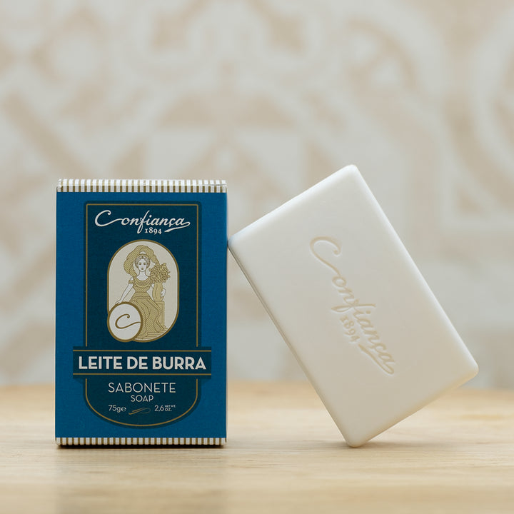 O sabonete Leite de Burra é formulado com base de sabão vegetal e enriquecido com leite de burra. Ideal para todos os tipos de pele, deixa a pele macia e com um toque suave graças às suas propriedades hidratantes.