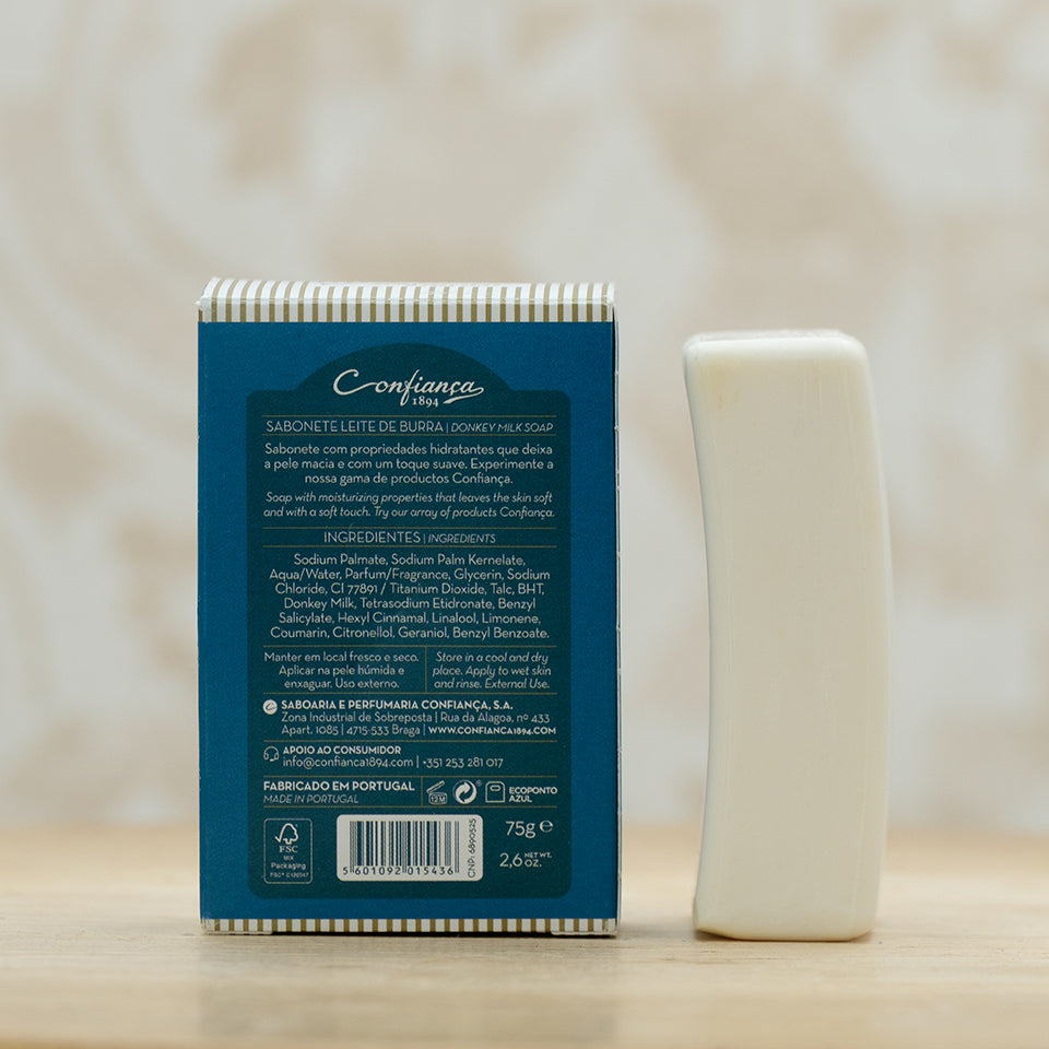 O sabonete Leite de Burra é formulado com base de sabão vegetal e enriquecido com leite de burra. Ideal para todos os tipos de pele, deixa a pele macia e com um toque suave graças às suas propriedades hidratantes.