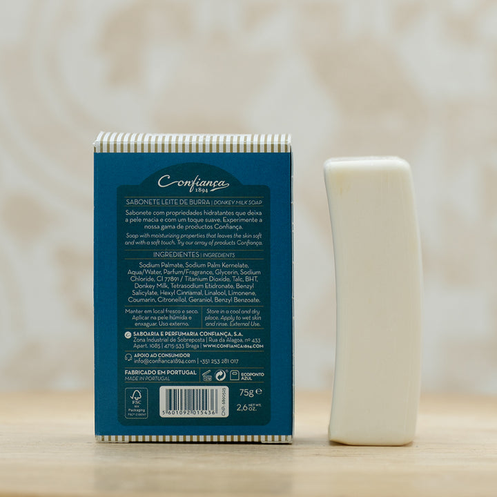 O sabonete Leite de Burra é formulado com base de sabão vegetal e enriquecido com leite de burra. Ideal para todos os tipos de pele, deixa a pele macia e com um toque suave graças às suas propriedades hidratantes.