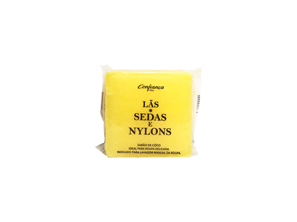 Sabão Lãs Sedas & Nylons Rotulado - 125G Produzido exclusivamente com côco e com uma fragrância oriental com notas de violeta e jasmim. 